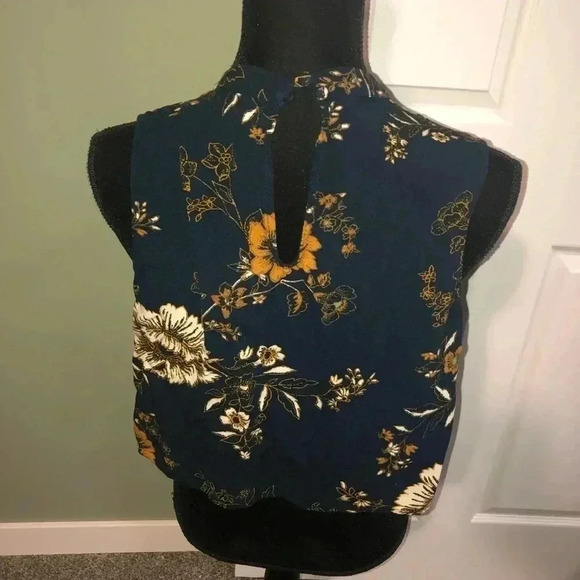 Kendall & Kylie Floral Crop Top - Picture 4 of 4